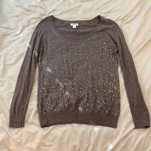 Long sleeve grey sequins top.